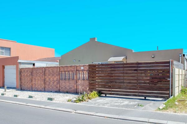Property For Sale in Pelikan Park, Cape Town
